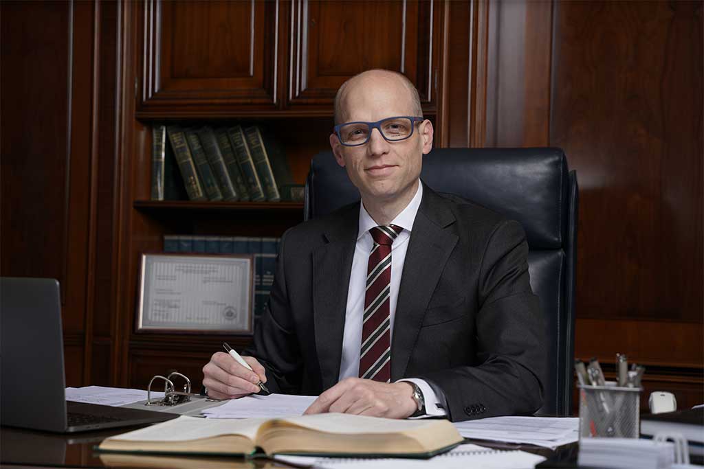 Rechtsanwalt Stephan Sieh in seiner Kanzlei